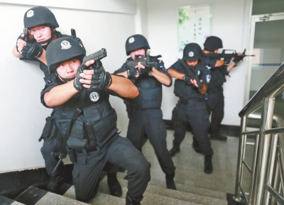 進入樓道后，特警開始地毯式搜索。