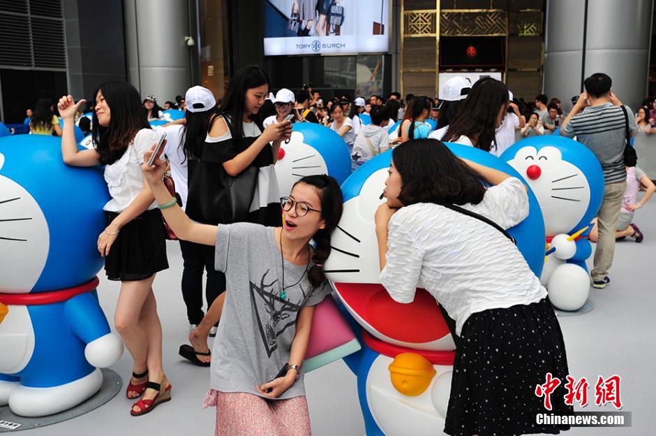 圖為成都民眾與哆啦A夢(mèng)合影留念。
