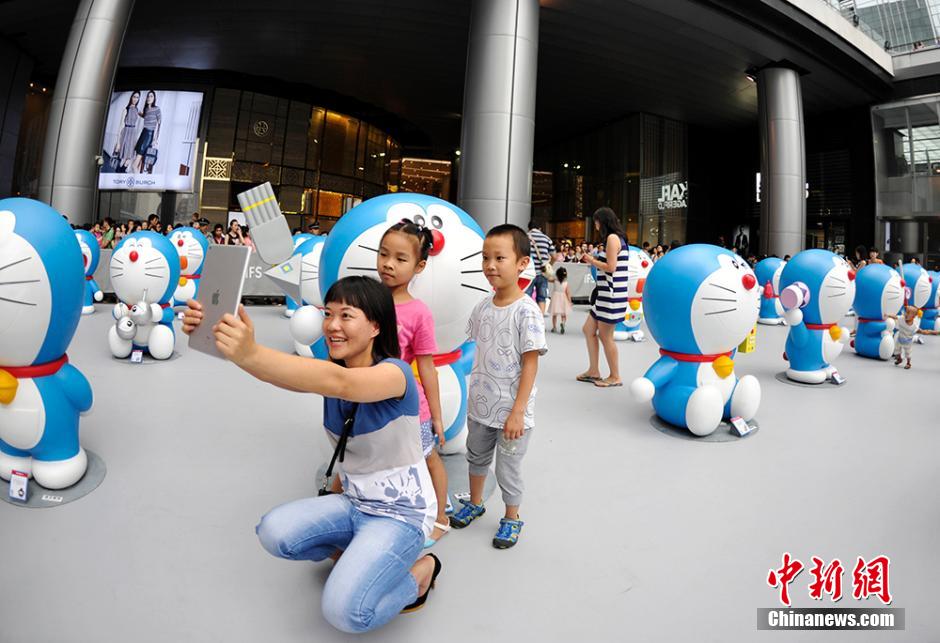 圖為成都民眾與哆啦A夢(mèng)合影留念。