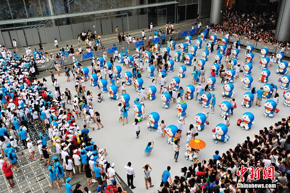 圖為成都民眾狂熱追捧哆啦A夢(mèng)。
