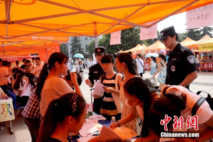 大學新生入學季 特警當“護花使者” 大學新生入學季 特警當“護花使者”