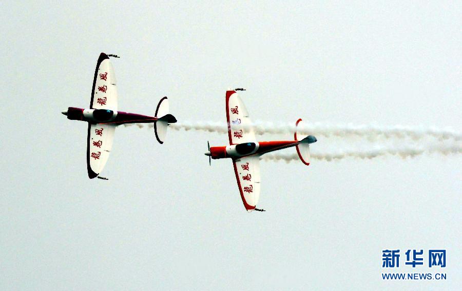 9月13日，特技隊(duì)員在進(jìn)行空中飛行表演。