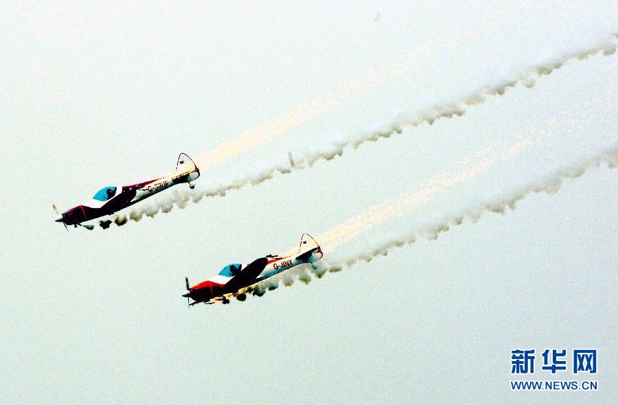 9月13日，特技隊(duì)員在進(jìn)行空中飛行表演。