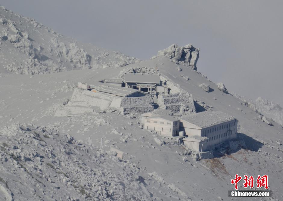 當(dāng)?shù)貢r(shí)間2014年9月27日，日本中部御岳山發(fā)生噴發(fā)，或已造成數(shù)人受傷。