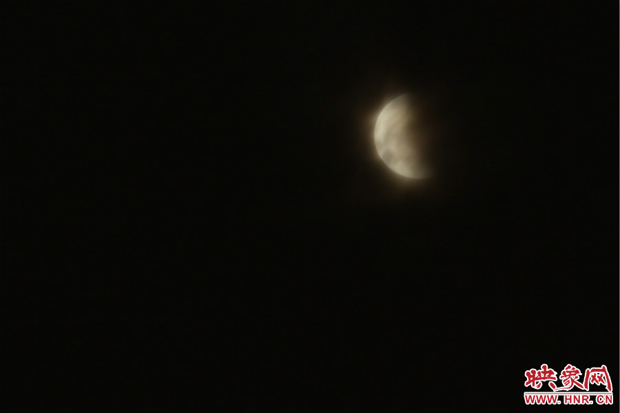 20：02月亮在云層中忽隱忽現(xiàn)。