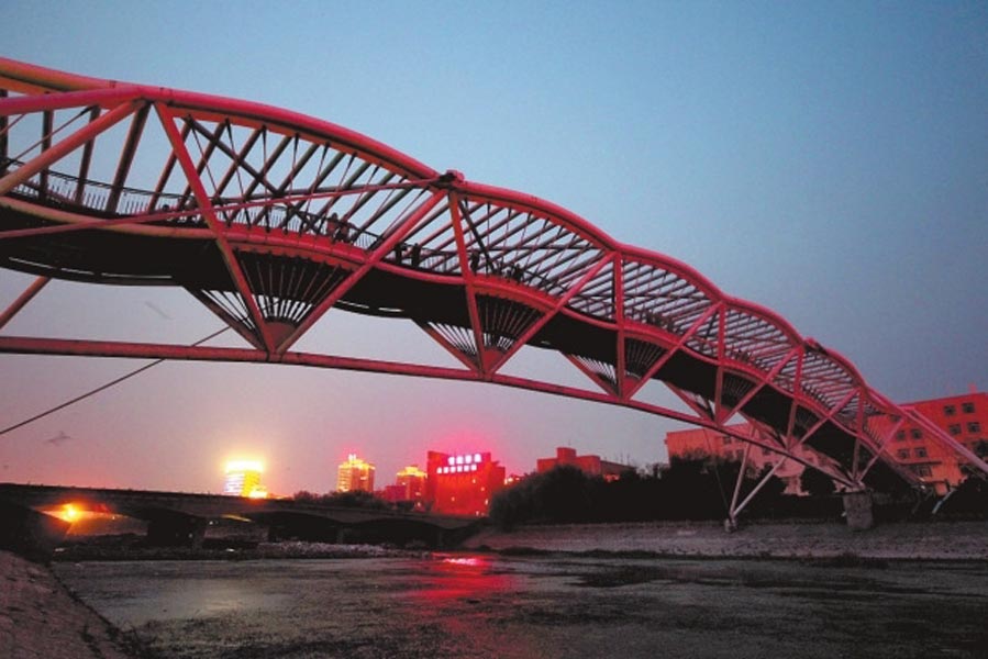 此前三座橋黑燈瞎火，許多人為此不敢從此過(guò)。