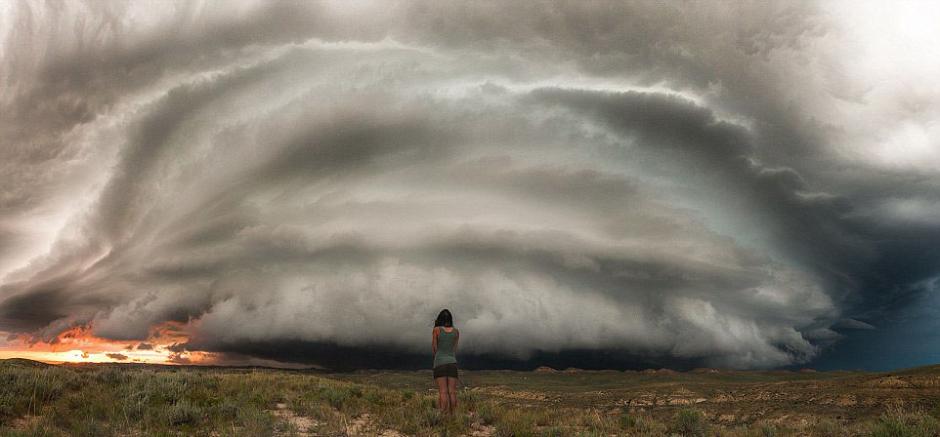 夫婦追逐風(fēng)暴 丈夫?yàn)槠拮优摹帮L(fēng)暴寫(xiě)真”