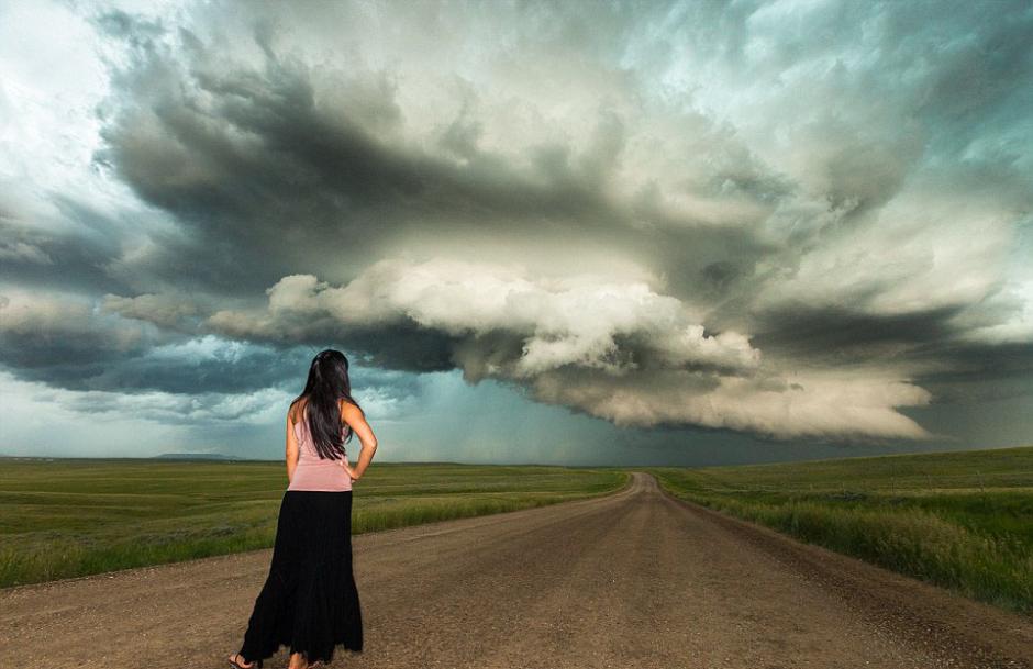 夫婦追逐風(fēng)暴 丈夫?yàn)槠拮优摹帮L(fēng)暴寫(xiě)真”