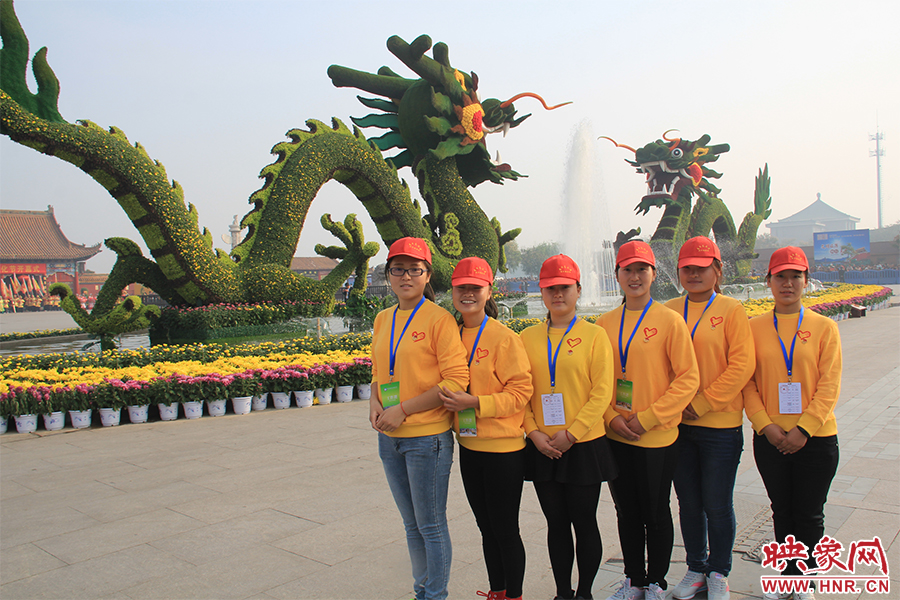 菊花文化節(jié)的志愿者們。