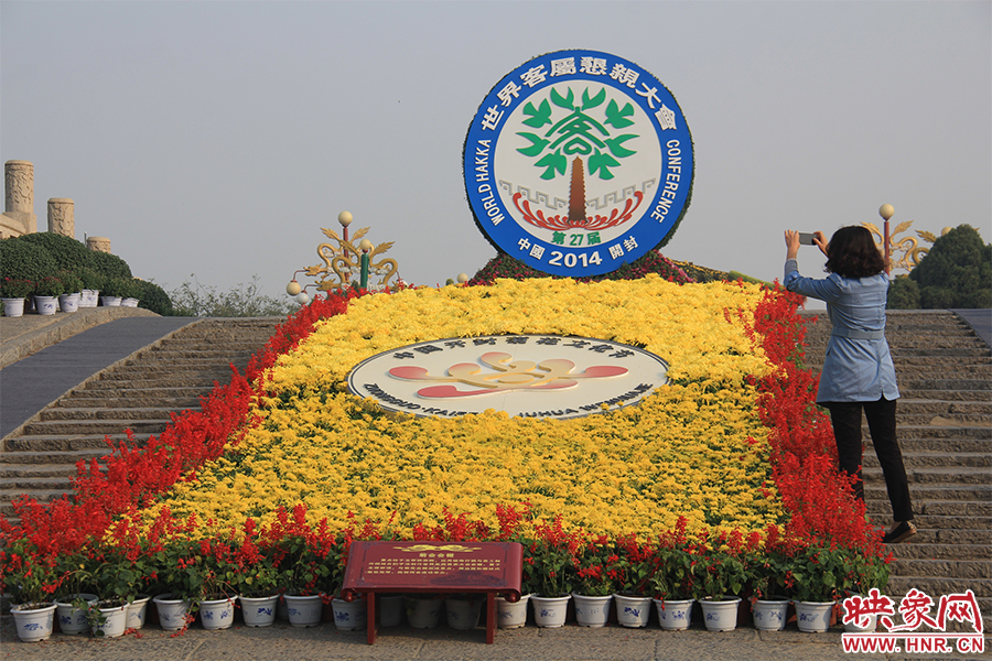 游客在拍照。