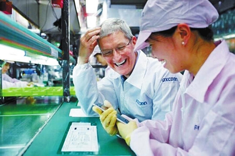 圖為蒂姆·庫(kù)克和一名女工在熱烈地交談。