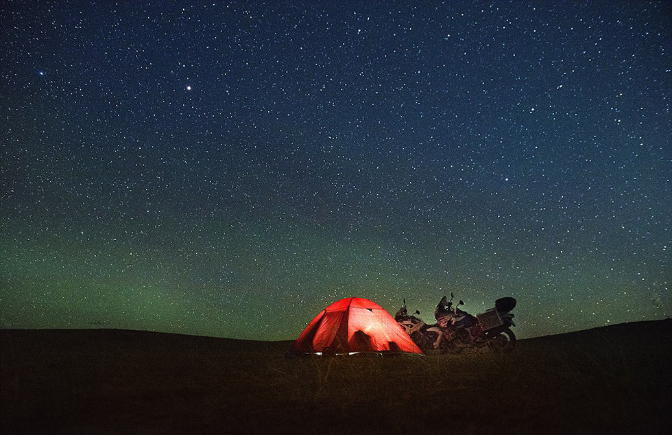 他們曾遭遇沙塵暴和嚴(yán)寒，且數(shù)天無法洗澡。