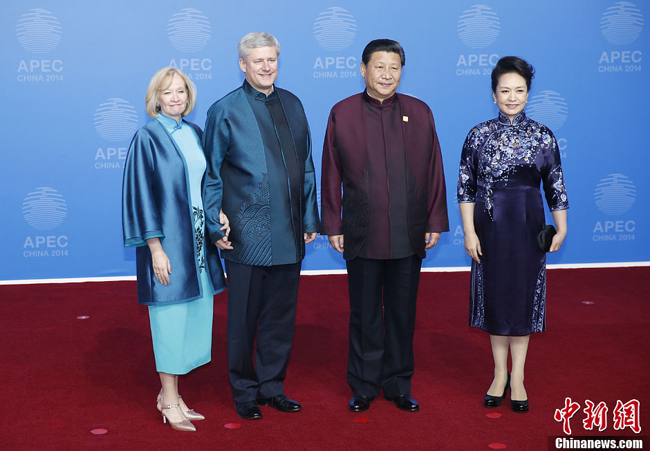 圖為習(xí)近平夫婦歡迎加拿大總理哈珀夫婦。中新社發(fā) 杜洋 攝