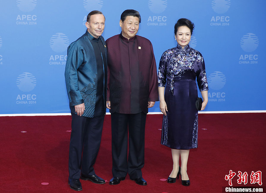 圖為習(xí)近平夫婦歡迎澳大利亞總理阿博特。中新社發(fā) 杜洋 攝