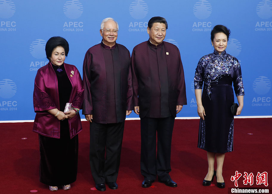 圖為習(xí)近平夫婦歡迎馬來西亞總理納吉布夫婦。中新社發(fā) 杜洋 攝