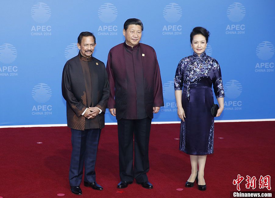 圖為習(xí)近平夫婦歡迎文萊蘇丹哈桑納爾。中新社發(fā) 杜洋 攝