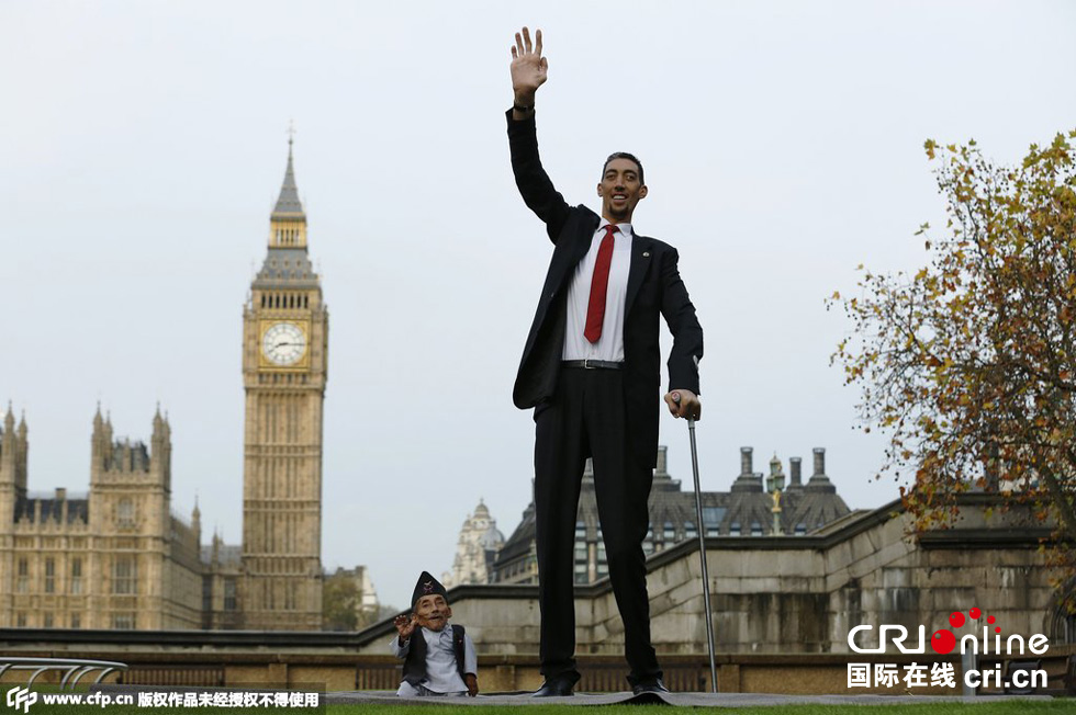 當?shù)貢r間2014年11月13日，英國倫敦，世界上最矮的男子錢德拉·巴哈杜爾·唐吉與世界上最高的男子蘇