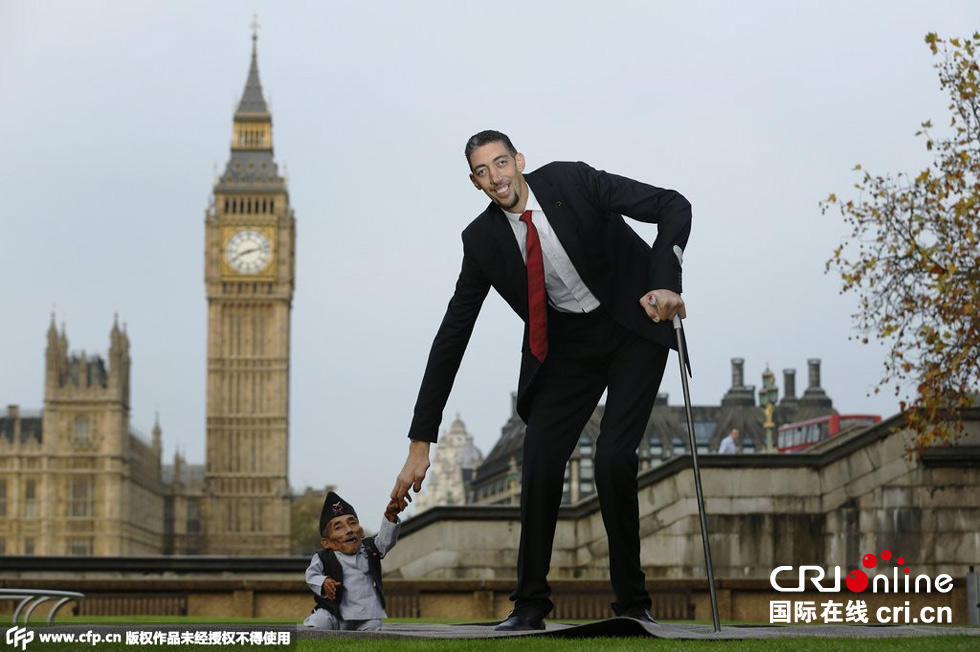 當?shù)貢r間2014年11月13日，英國倫敦，世界上最矮的男子錢德拉·巴哈杜爾·唐吉與世界上最高的男子蘇