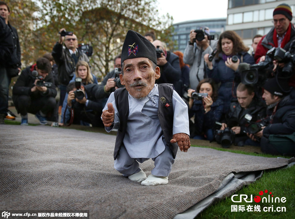 當?shù)貢r間2014年11月13日，英國倫敦，世界上最矮的男子錢德拉·巴哈杜爾·唐吉與世界上最高的男子蘇