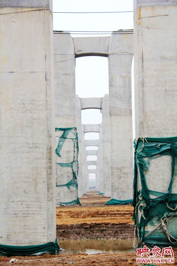 目前附近居民認(rèn)為“照目前的施工狀況看，年底主體完工已不太可能”。