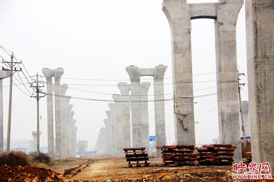 南北方向已架起數(shù)百根橋墩，一眼望不到邊際。