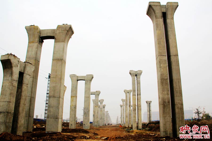 橋墩聳立，一片荒涼。