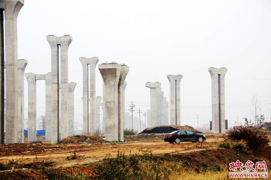 施工項目部偶爾會有車輛來往。