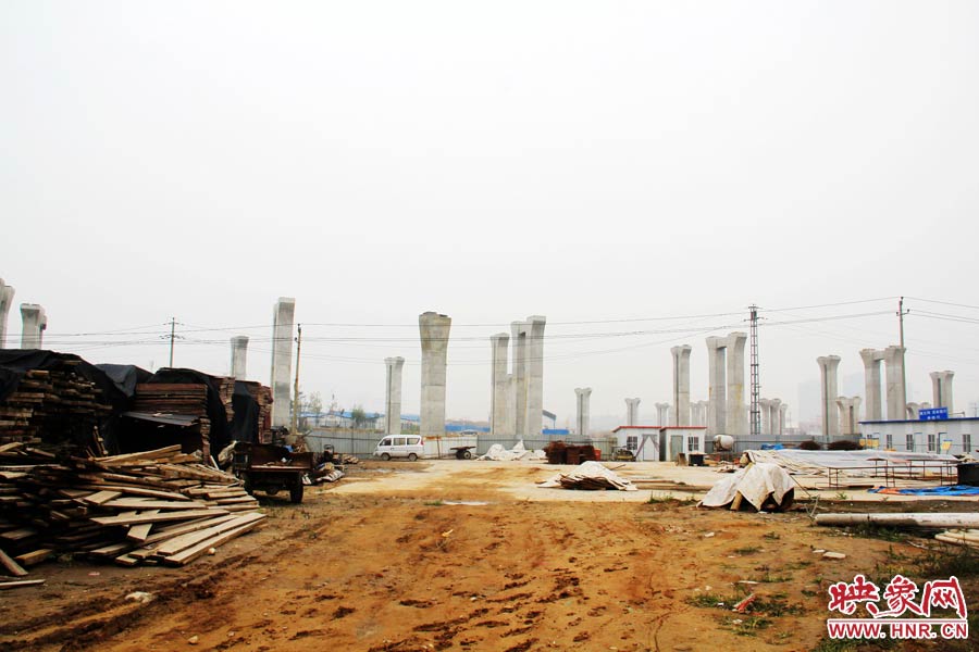 項目已經(jīng)停工數(shù)月，施工工地上很難見到工人，設(shè)備也很少。