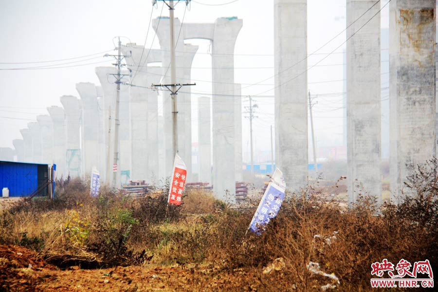 整個京廣快速路南段工程共分為六個工區(qū)，柴鍋轉(zhuǎn)盤處是京廣快速路南段三工區(qū)的施工區(qū)域。