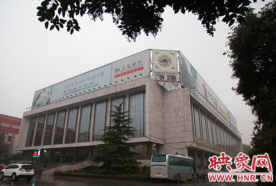 兩塊巨幅廣告牌仍然存在。