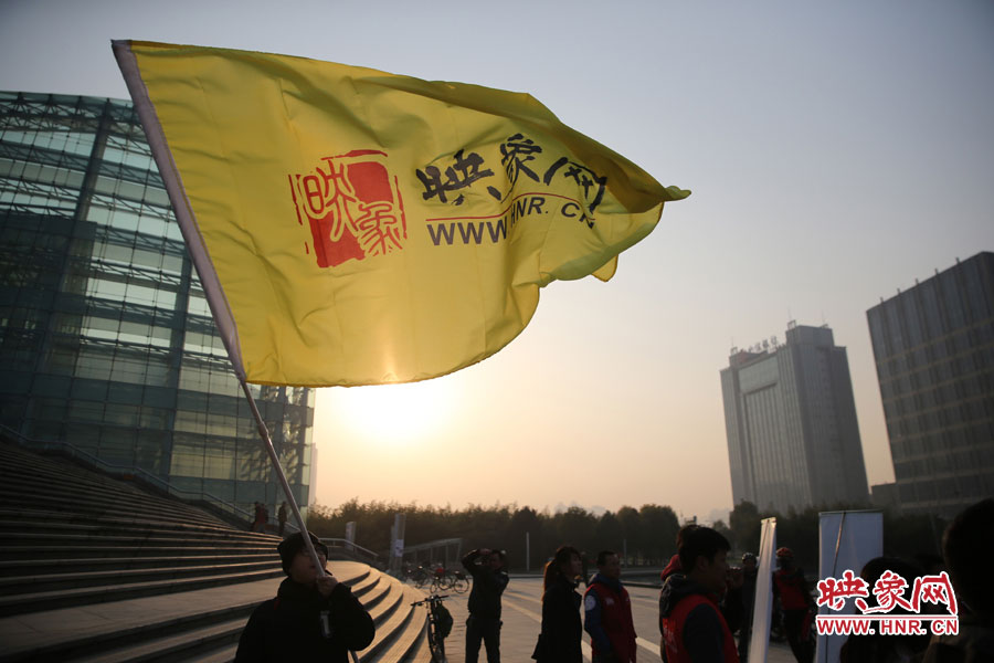 在映象網(wǎng)旗幟的召喚下，車友們匯聚在鄭東新區(qū)。