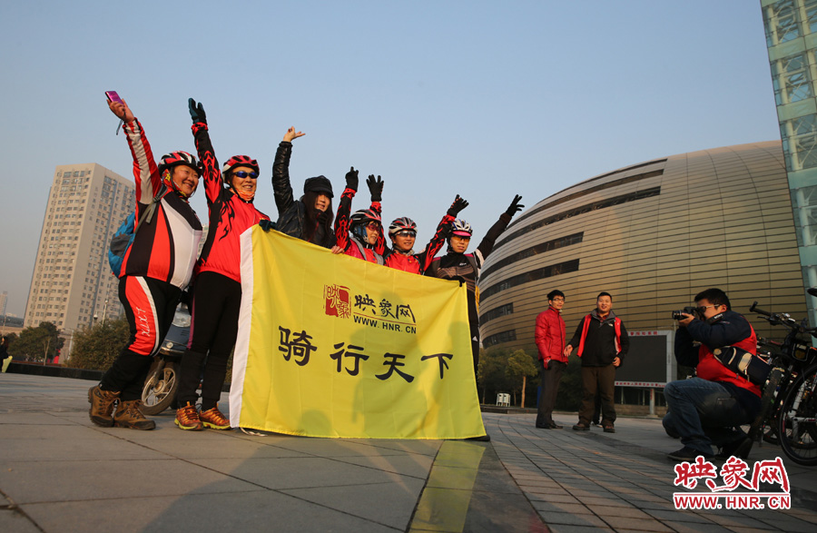 映象網(wǎng)騎行天下的車友，快樂寫在臉上