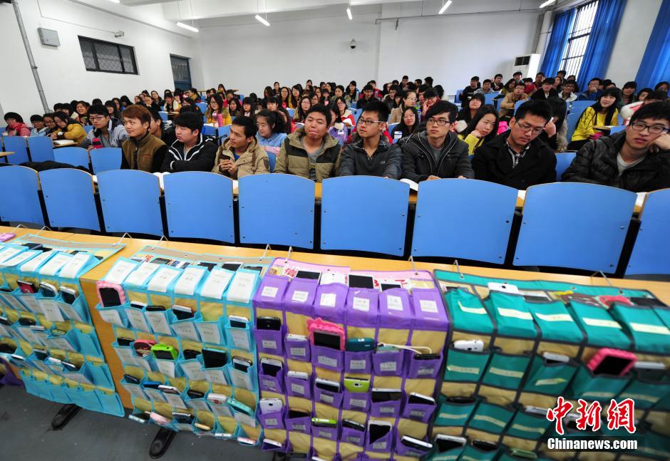 河北一大學拒絕“課堂低頭族” 學生上課“人機分離”