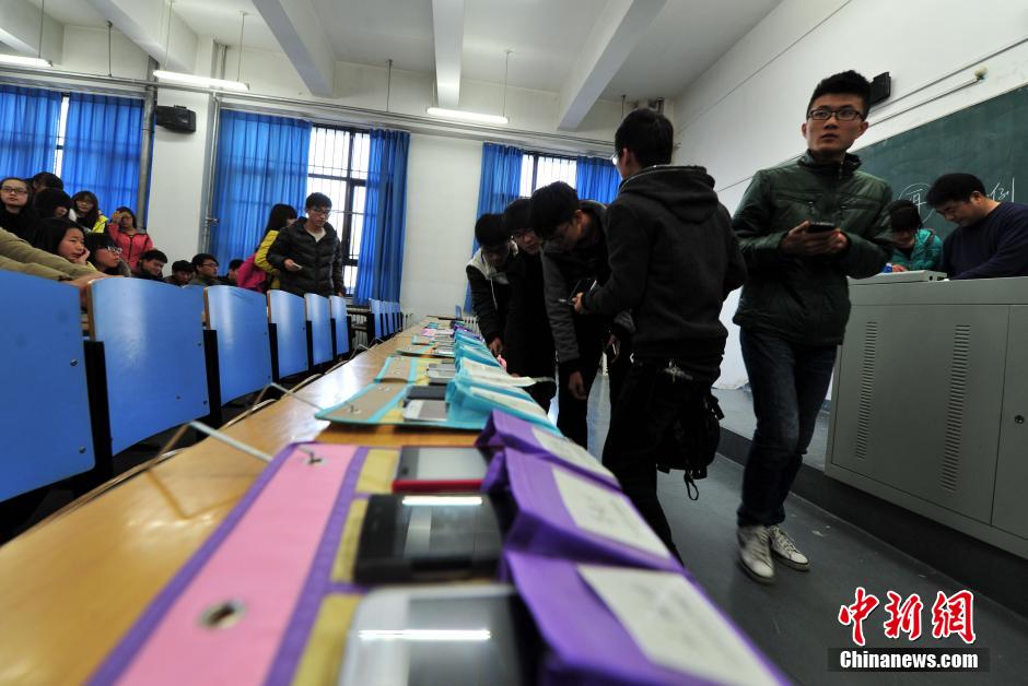 河北一大學拒絕“課堂低頭族” 學生上課“人機分離”