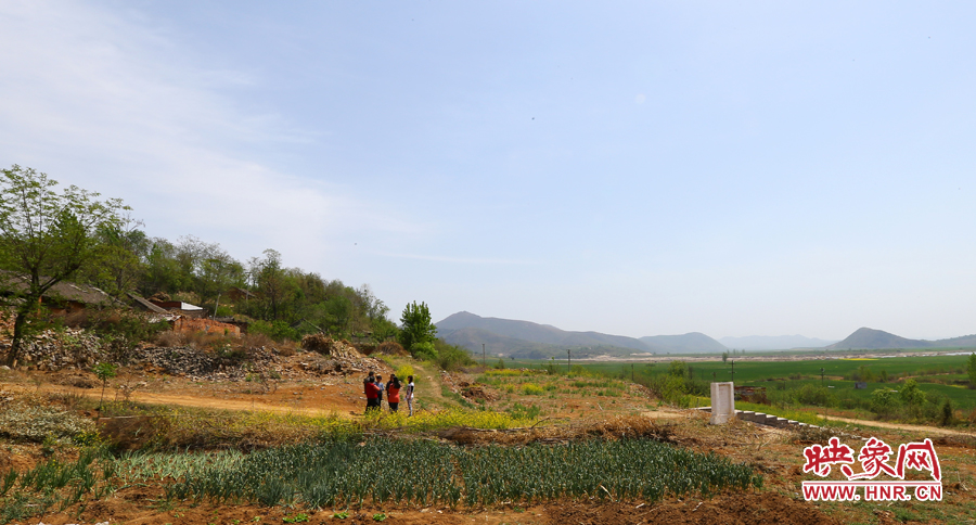 畫面左側(cè)的石井村是個只有十幾口人的小村，庫區(qū)移民搬遷時從遠(yuǎn)處低洼處遷到此