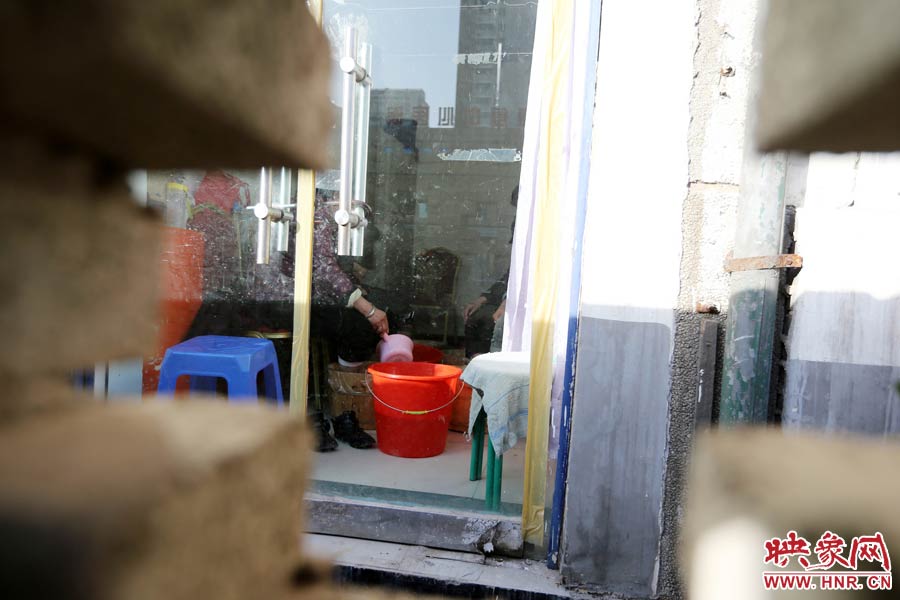 墻內(nèi)一家店面正常營(yíng)業(yè)。