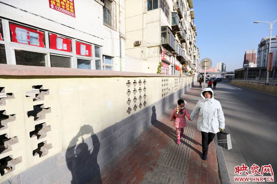 市民從墻外走過(guò)。