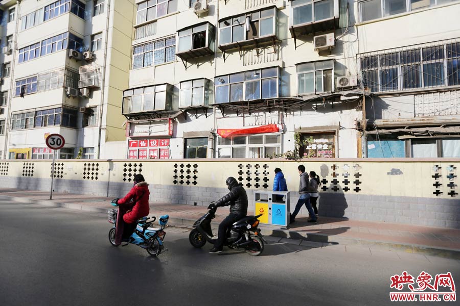 雖然墻內(nèi)的商戶已經(jīng)搬走，但一些門(mén)頭還沒(méi)撤下。