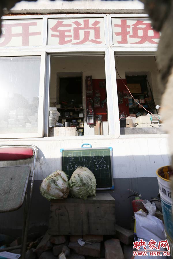 一家開(kāi)鎖的商戶掛了一個(gè)牌子，上面寫(xiě)著“里面有人”，提醒市民這里正常營(yíng)業(yè)。