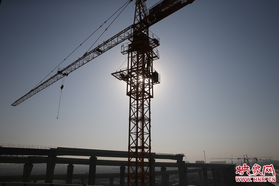 隴海高架與西四環(huán)立交仍在緊張施工中。