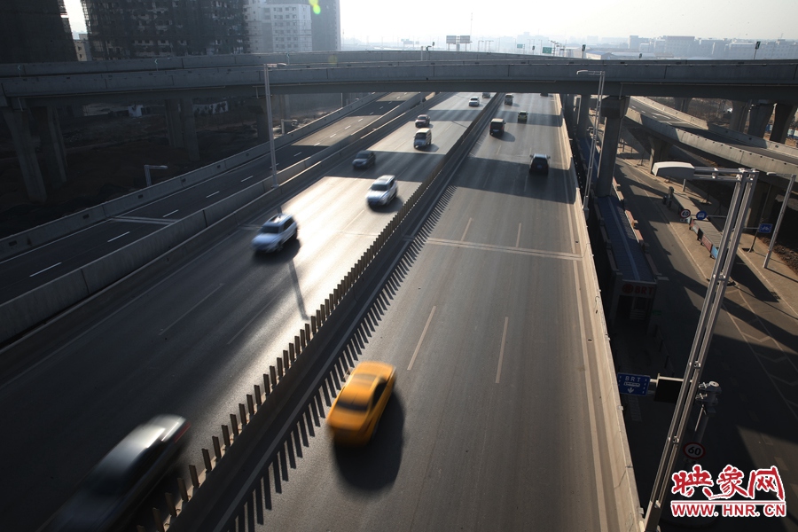 西三環(huán)從隴海高架下穿過。