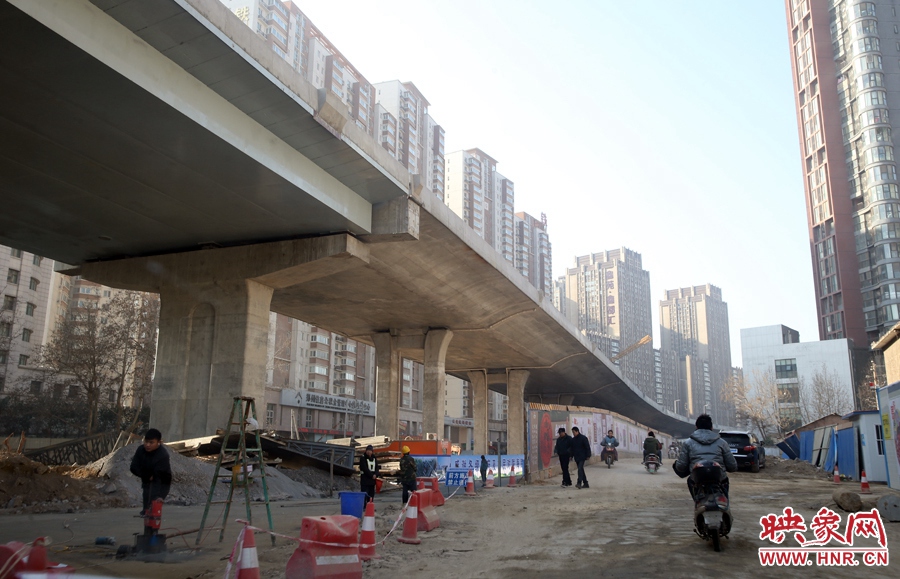 由西向東方向，嵩山南路出口以東，仍在緊張施工中。