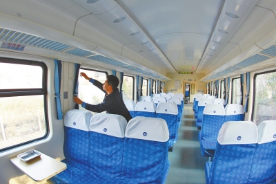 硬座車廂 藍(lán)色座套，清清爽爽。