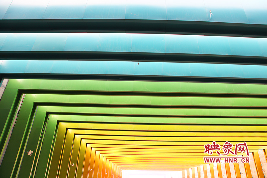 線條的明暗變化令人感覺夢幻般神奇。