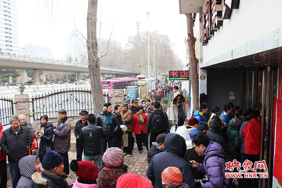 施粥現(xiàn)場排起近百米長隊。