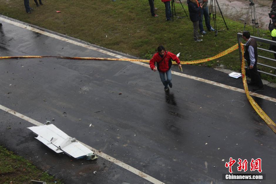 臺(tái)灣復(fù)興航空一架班機(jī)墜河 臺(tái)灣復(fù)興航空一架班機(jī)墜河