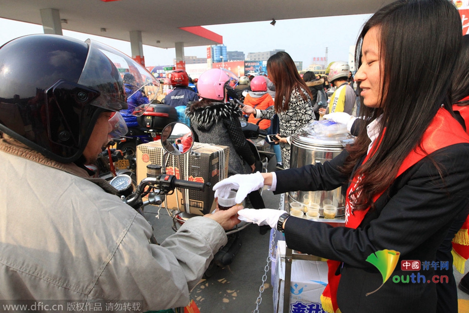 2015年2月10日，廣東佛山，順德龍山加油站為返鄉(xiāng)摩托車免費(fèi)加油。