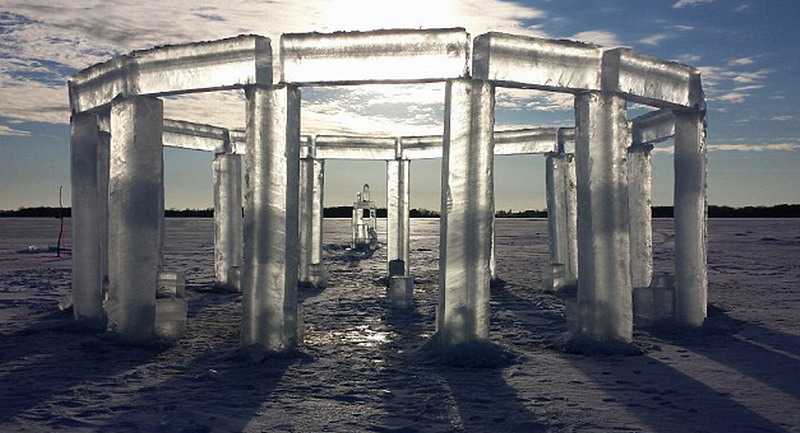 5名美國人制造冰柱版巨石陣。（網(wǎng)頁截圖）