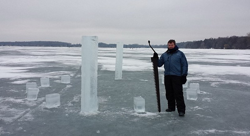 　這5名美國人使用鏈鋸和冰刀切割冰塊，用了2周時間才建成巨大的冰柱巨石陣。（網(wǎng)頁截圖）