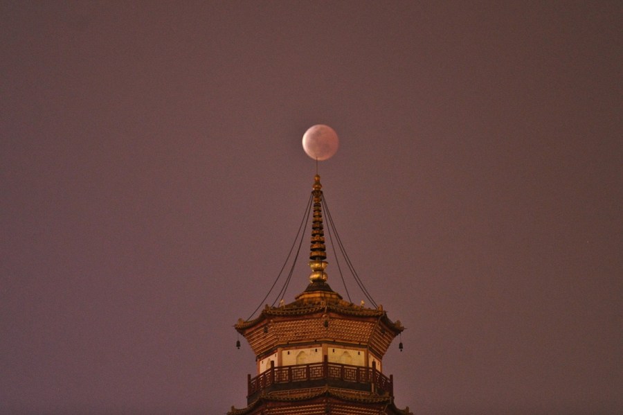 4月4日，廣東省廣州市，月全食與赤崗塔。（二次曝光）石榴/CFP